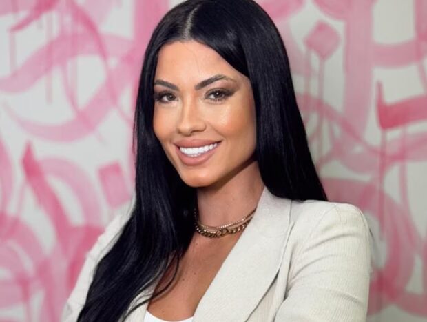 Influenciadora relata experiência traumática após ser assaltada em um shopping no Rio, onde teve carro e pertences roubados por criminosos armados.