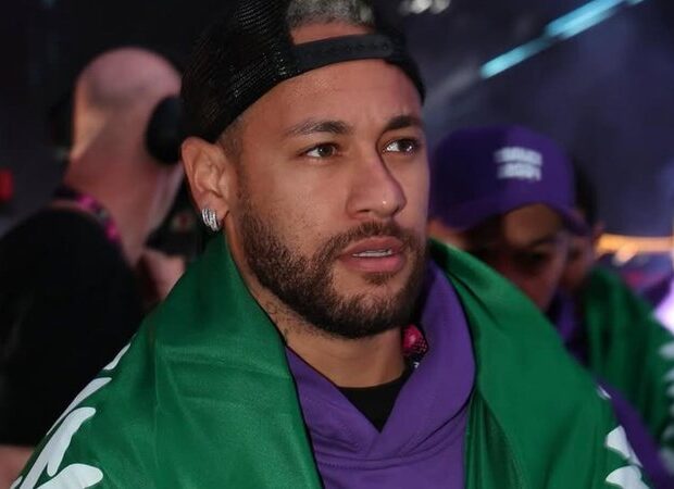 Após a rescisão com o Al-Hilal, Neymar Jr publica carta de despedida nas redes sociais, expressando gratidão e deixando um recado de apoio ao futuro do time e da Arábia Saudita.