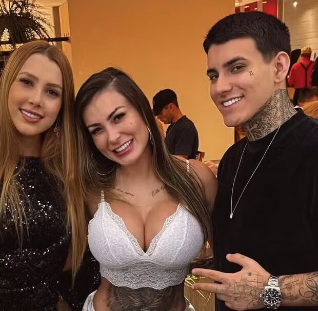 Namorada de Arthur Urach, Gabi Ayala revela que foi com a ajuda e incentivo de sua sogra, Andressa Urach, que decidiu iniciar sua carreira no conteúdo adulto.