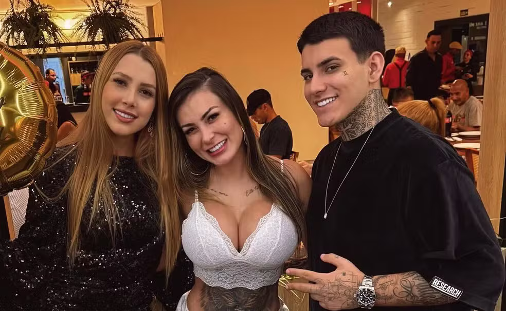 Namorada de Arthur Urach, Gabi Ayala revela que foi com a ajuda e incentivo de sua sogra, Andressa Urach, que decidiu iniciar sua carreira no conteúdo adulto.