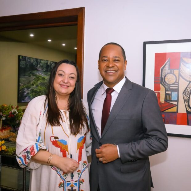 foto 01 aniversariante fabiana ceyhan e o apresentador da record luiz fara monteiro