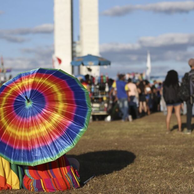 milhares de pessoas participam da 21ª parada do orgulho lgbt de brasília.