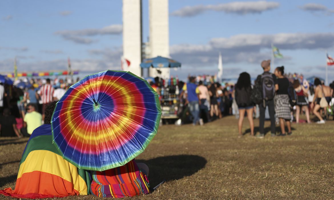 milhares de pessoas participam da 21ª parada do orgulho lgbt de brasília.