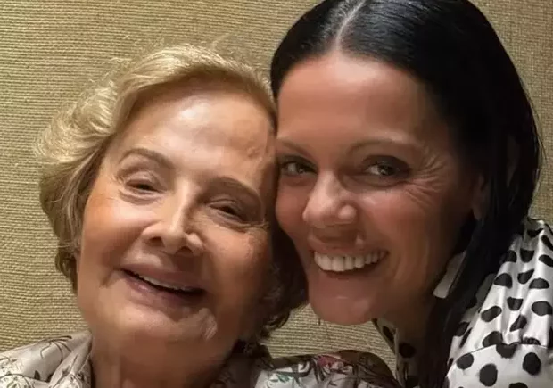 Mocita Fagundes compartilha sua jornada de aceitação e amor pelo filho Theo Fagundes e destaca a postura exemplar de Glória Menezes, de 90 anos, que nunca mais usou o ‘nome morto’ do neto.