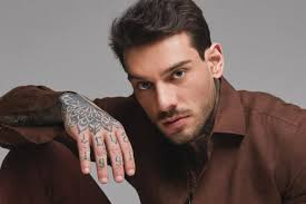 Linha fina: Após uma pausa intensa para cuidar da saúde mental, Lucco, aos 33 anos, se reinventa como cantor, ator, empresário e influenciador – e já tem planos explosivos para voltar com tudo aos palcos e às paradas românticas!