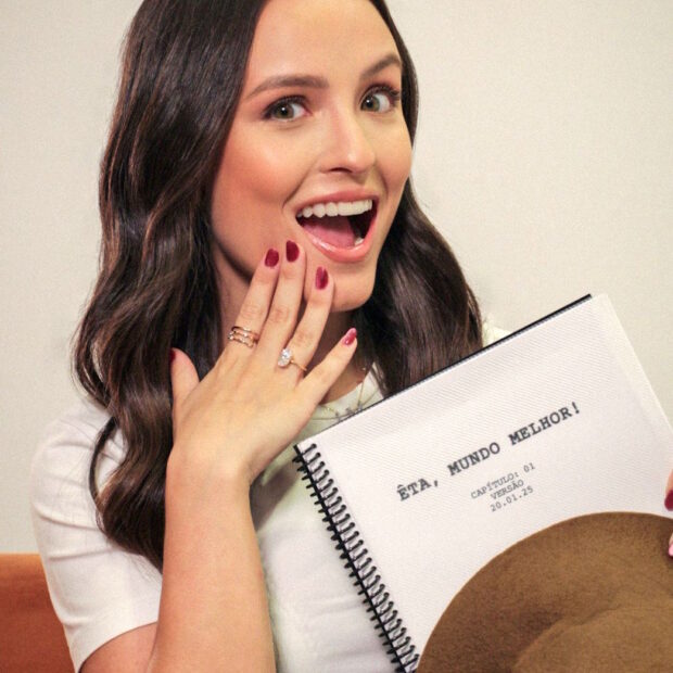 Em grande estilo, Larissa Manoela surge nas redes segurando o roteiro da nova novela das seis, prometendo transformar o mundo – e os corações dos fãs – com sua volta bombástica à Globo!