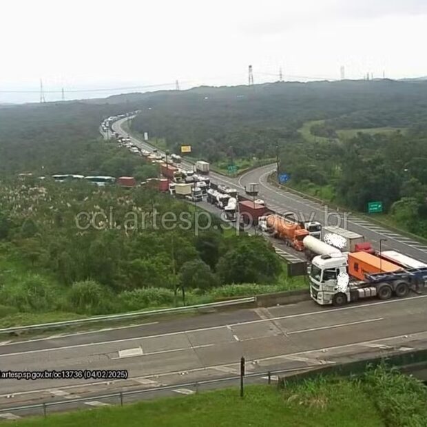 acidente anchieta congestionamento carreta