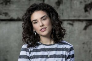 Em uma interação super descontraída, a atriz de 32 anos abriu o jogo no Instagram sobre sua bissexualidade – e a resposta, que incluiu o termo “desfem”, deixou os fãs em polvorosa!