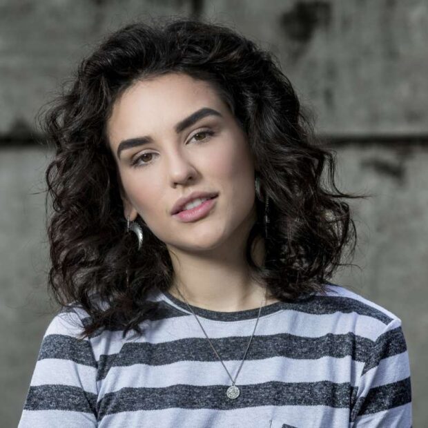 Em uma interação super descontraída, a atriz de 32 anos abriu o jogo no Instagram sobre sua bissexualidade – e a resposta, que incluiu o termo “desfem”, deixou os fãs em polvorosa!