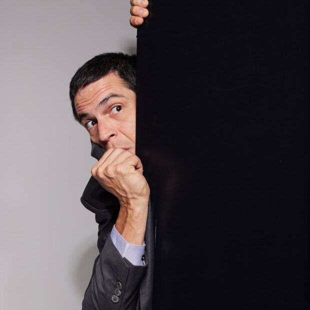 Da TV para o teatro, o astro revela segredos íntimos e críticas afiadas às redes sociais em um desafio que vai além da zona de conforto.