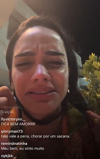Em uma live de choro e indignação, a jogadora de vôlei expõe a traição do namorado e lança duras críticas contra ele.