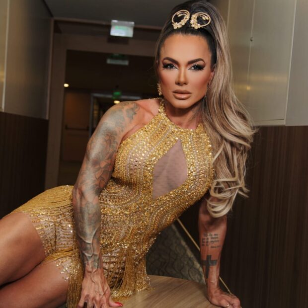 A musa da escola de samba apostou em uma lace loira