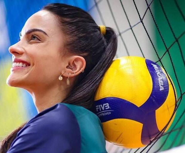 Conhecida por seu talento e carisma, a atleta chama a atenção por causa da sua altura.