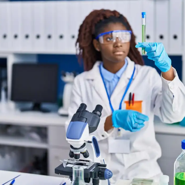 cientista afro americana segurando tubo de ensaio no laboratorio 839833 8926
