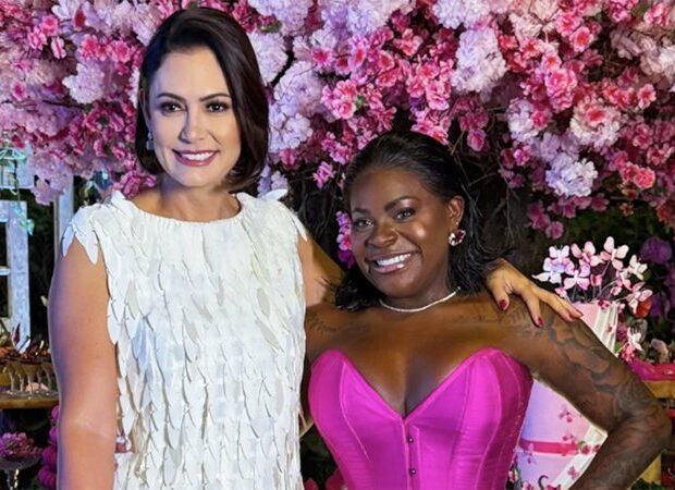 Ex-primeira-dama parabeniza a cantora e até ex-presidente Jair Bolsonaro participa da celebração