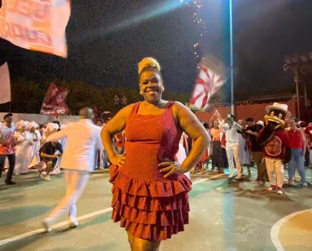 A atriz é musa da Acadêmicos do Salgueiro e da União da Ilha, e aproveita o momento para quebrar padrões e mostrar que o Carnaval é para todos os corpos.
