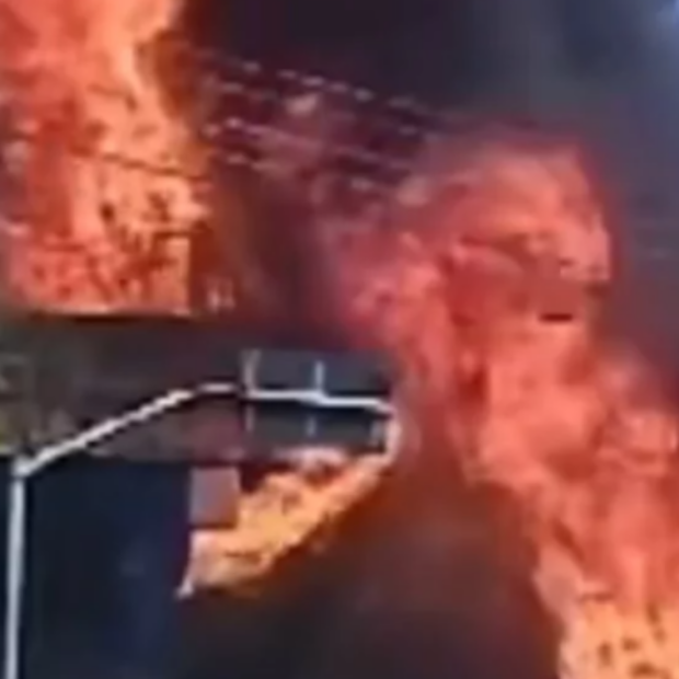 Acidente entre dois caminhões de carga que transportavam produtos inflamáveis gerou explosão e incêndio na rodovia do Paraná.