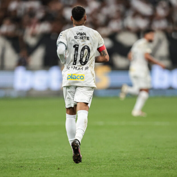 jogador de futebol neymar.