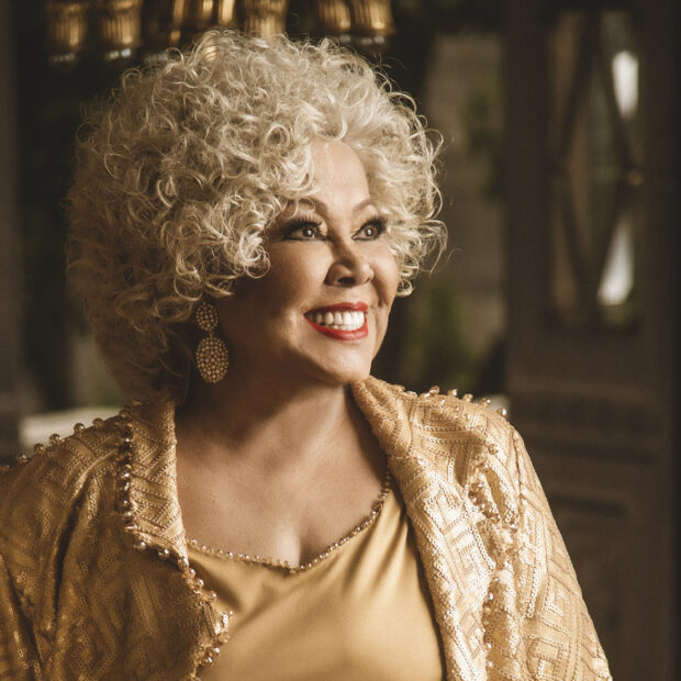 Aos 77 anos, a rainha do samba deixou o palco duas vezes, mas se recuperou e seguiu celebrando o Carnaval!