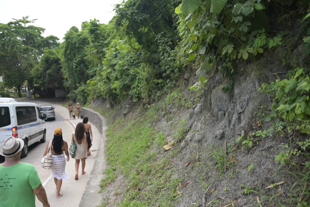 erosões ao pé da igreja em arraial (11)