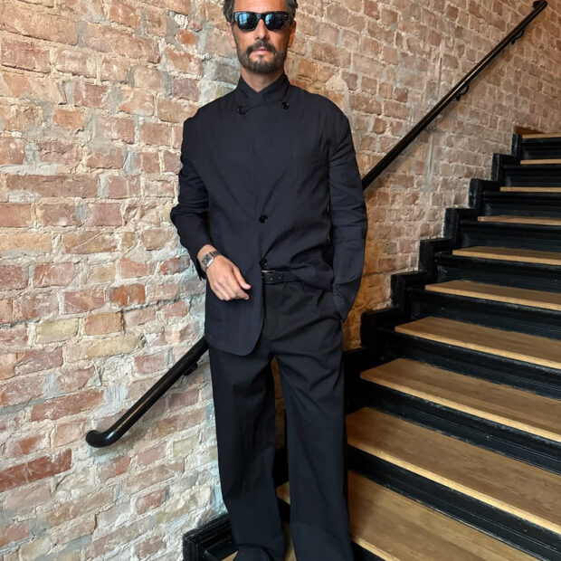 Em coletiva e premiere, o ator brasileiro veste colar, pulseiras e anéis da marca