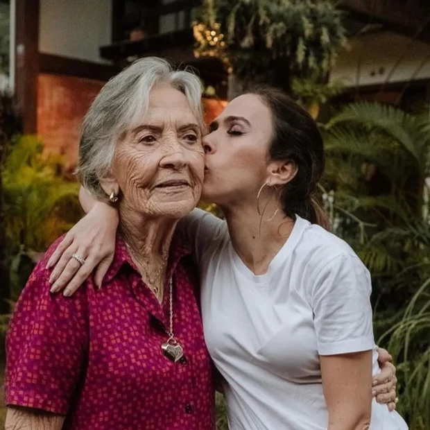 A apresentadora anunciou a partida de sua avó Vera, aos 89 anos, e emocionou os seguidores com uma despedida cheia de amor e saudade.