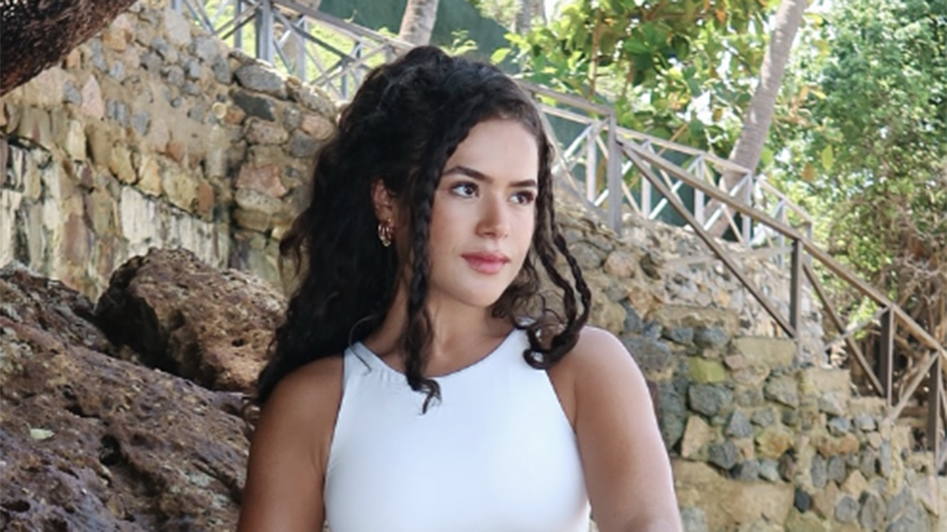 A atriz explicou por que não gravou cena de afogamento na novela das 19h e saiu em defesa dos dublês após questionamento de um internauta.