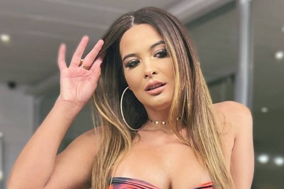 Modelo conseguiu medida protetiva contra Rodrigo Adão e fez um apelo emocionante para mulheres em situação de abuso.