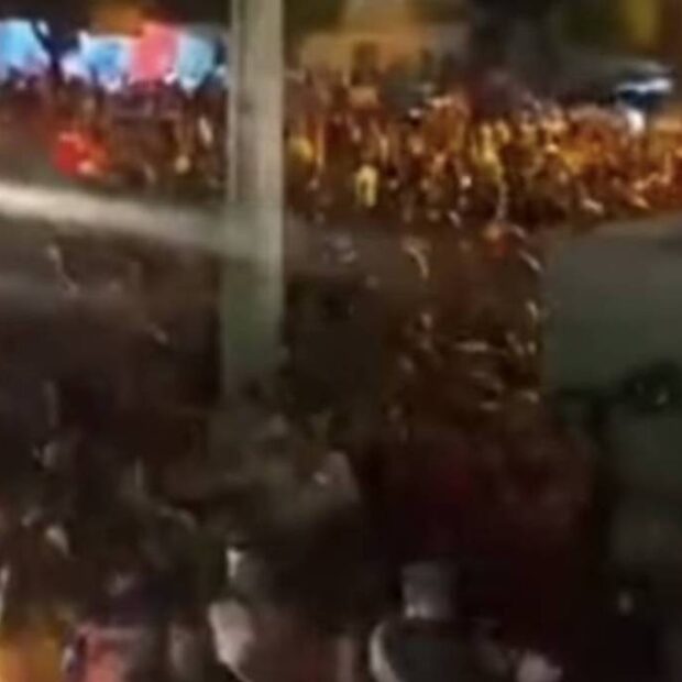 pe suspeito multidão criança