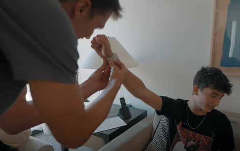 O acessório é uma peça única, da marca Jacob & Co.: o Billionaire Mini Ashoka.