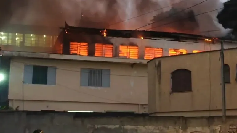 incendio de grandes proporcoes atinge fabrica de isolante termico na zona sul de sp 83428 800x450