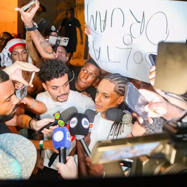 Rapper pede desculpas, paga fiança de R$ 60 mil e deixa delegacia sob protestos de seguidores!