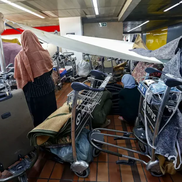 21 retro 2023 refugiados afegaos acampados no aeroporto de guarulhos