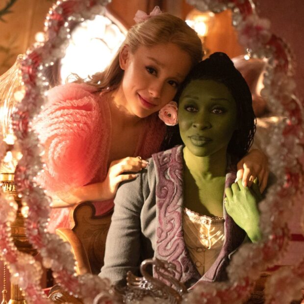 ariana grande e cynthia erivo soltam a voz em novo video dos bastidores de wicked