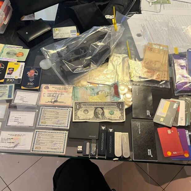 cartões, dinheiro, documentos e outros materiais apreendidos durante operação contra fintechs em são paulo