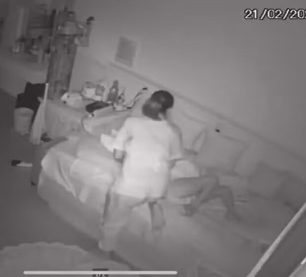 cuidadora quebra braço criança