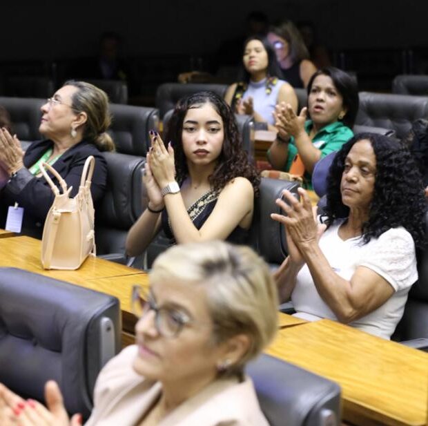 homenagem ao dia internacional da mulher e da conquista do voto feminino