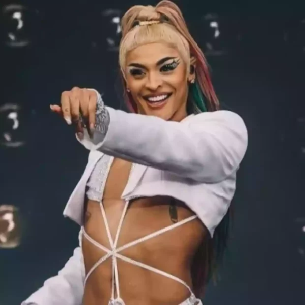 pabllo e um homem branco montado como drag queen ele usa uma lace peruca loira e uma blusa cropped com amarracoes branca 1 47112