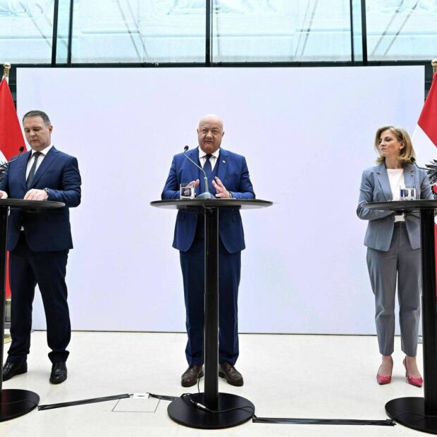 os presidentes do spo, andreas babler, do ovp, christian stocker, e dos neos, beate meinl reisinger, apresentam o programa de coalizão de suas siglas no parlamento da Áustria, em viena