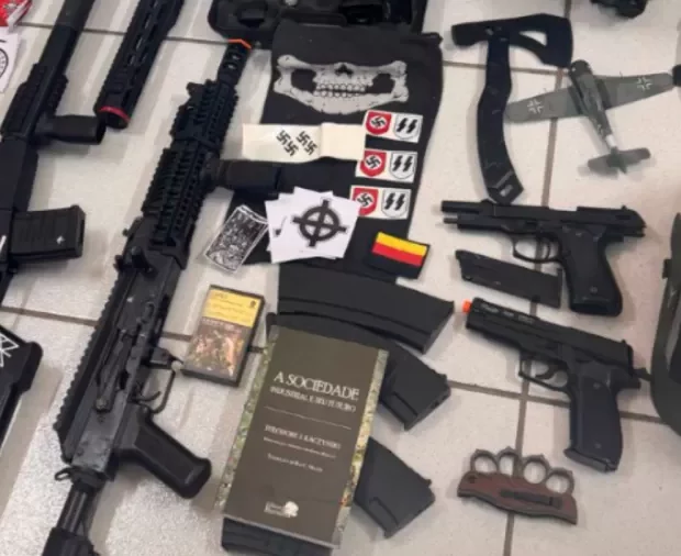 armas adesivos e outros obejtos encontrados na casa do suspeito 1740693942986 v2 900x506.png