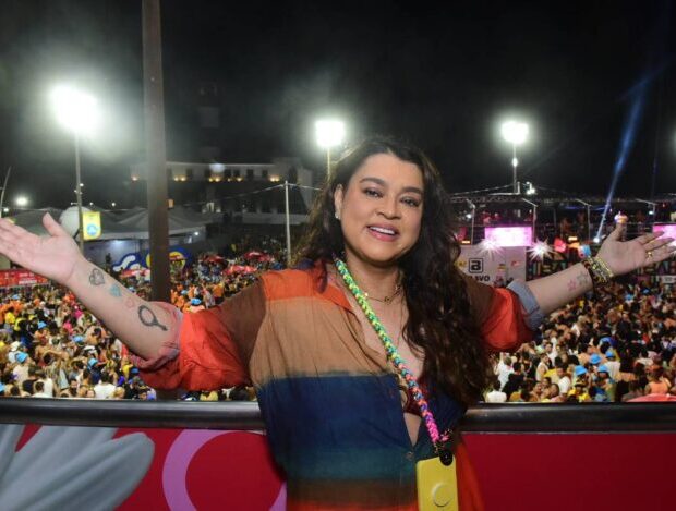 Mesmo com bolsa de colostomia e em recuperação, cantora brilha no Camarote Expresso 2222 e emociona foliões