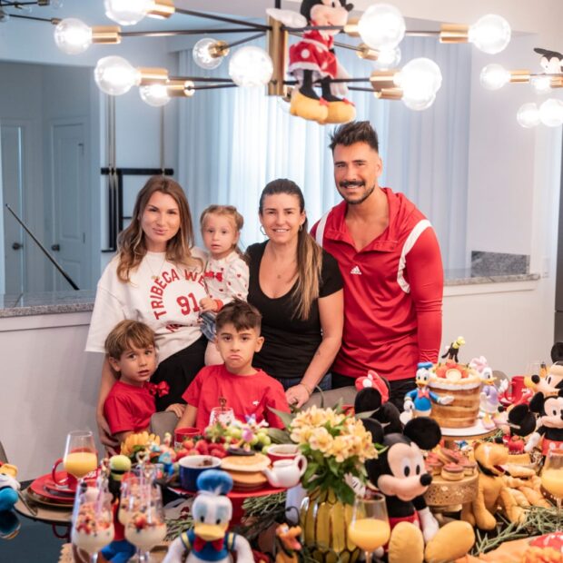 As crianças ganharam um café da manhã com a presença de personagens da Disney