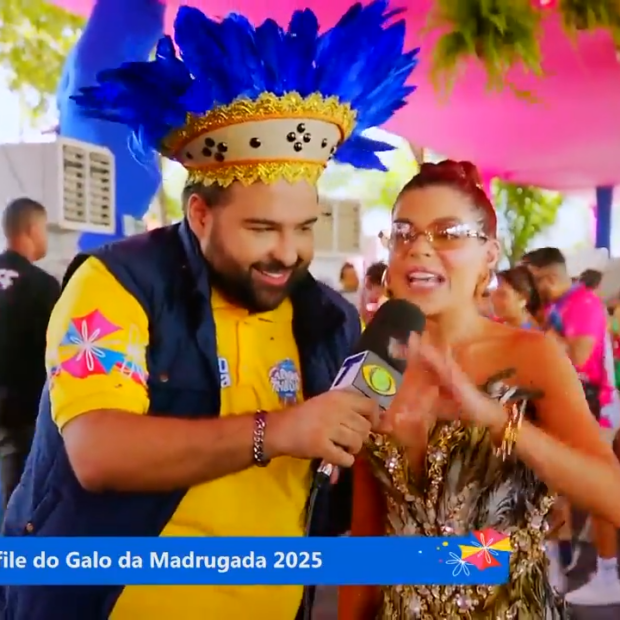 Humorista se impressiona com a festa e sugere conexão entre os eventos