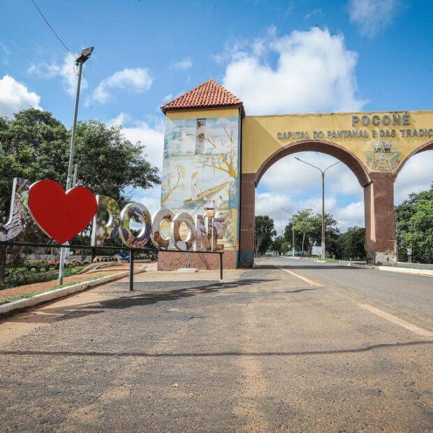 pórtico no município de poconé, em mato grosso