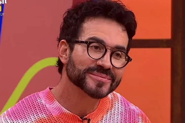 Religioso eterniza favo de mel na pele em meio à luta contra a depressão