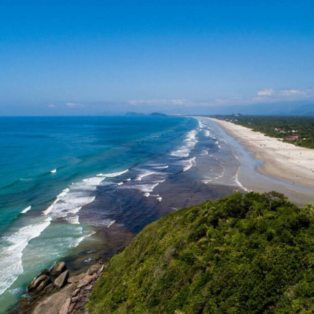 a praia de guaratuba, em bertioga, no litoral paulista