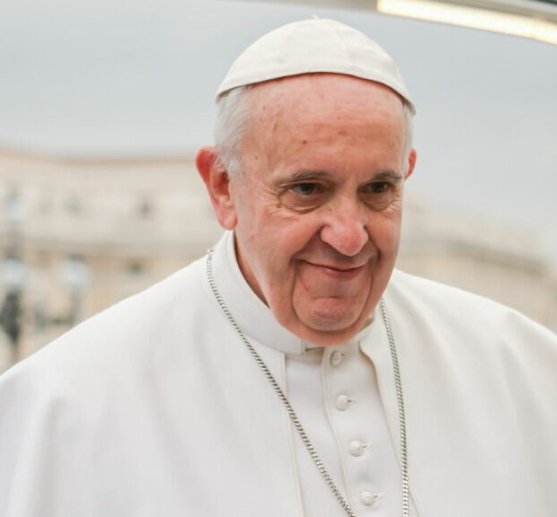 O pontífice luta contra pneumonia dupla, mas o quadro permanece estável, segundo o Vaticano.