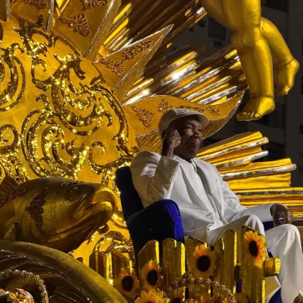 Ícone da música brasileira surge em trono dourado e emociona público no encerramento do Carnaval.