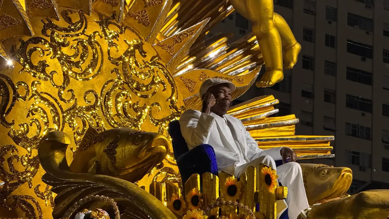 Ícone da música brasileira surge em trono dourado e emociona público no encerramento do Carnaval.