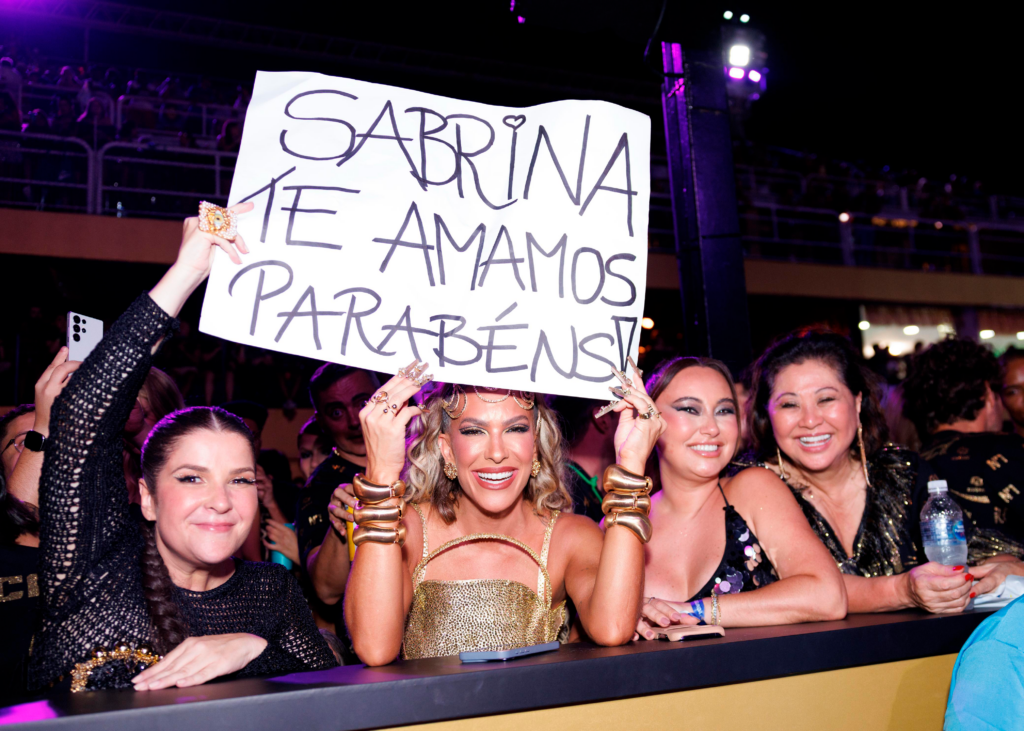 ju ferraz e lore improta homenageiam sabrina sato desfile vila isabel credito manu scarpa brazil news (3) (1)